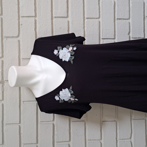 Alya Black W/ Floral Flowy Short Sleeve Dress. Size Medium - Picture 2 of 8